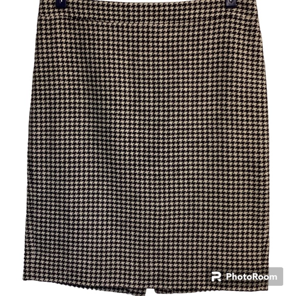 J. Crew Black and Winter White Houndstooth Wool Blend “The Pencil Skirt”, Size 6 - Picture 2 of 15